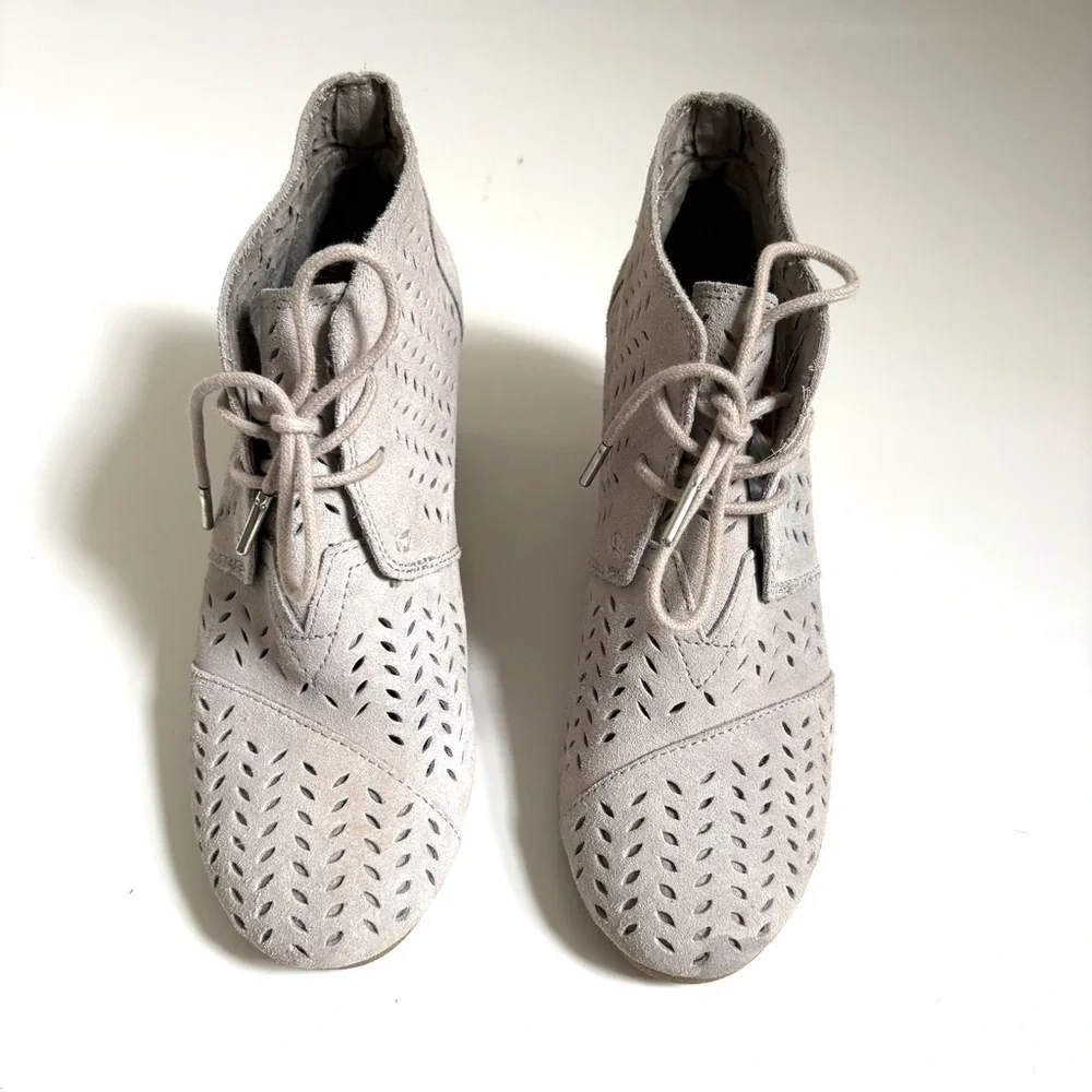 Toms |‎ Women’s Gray Desert Wedge Drizzle Perforated Leaf Ankle Boot Tie Size 8